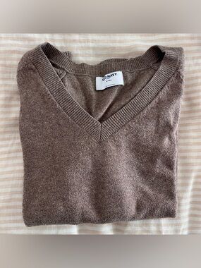 Old Navy Women’s V-Neck Sweater in Taupe Brown